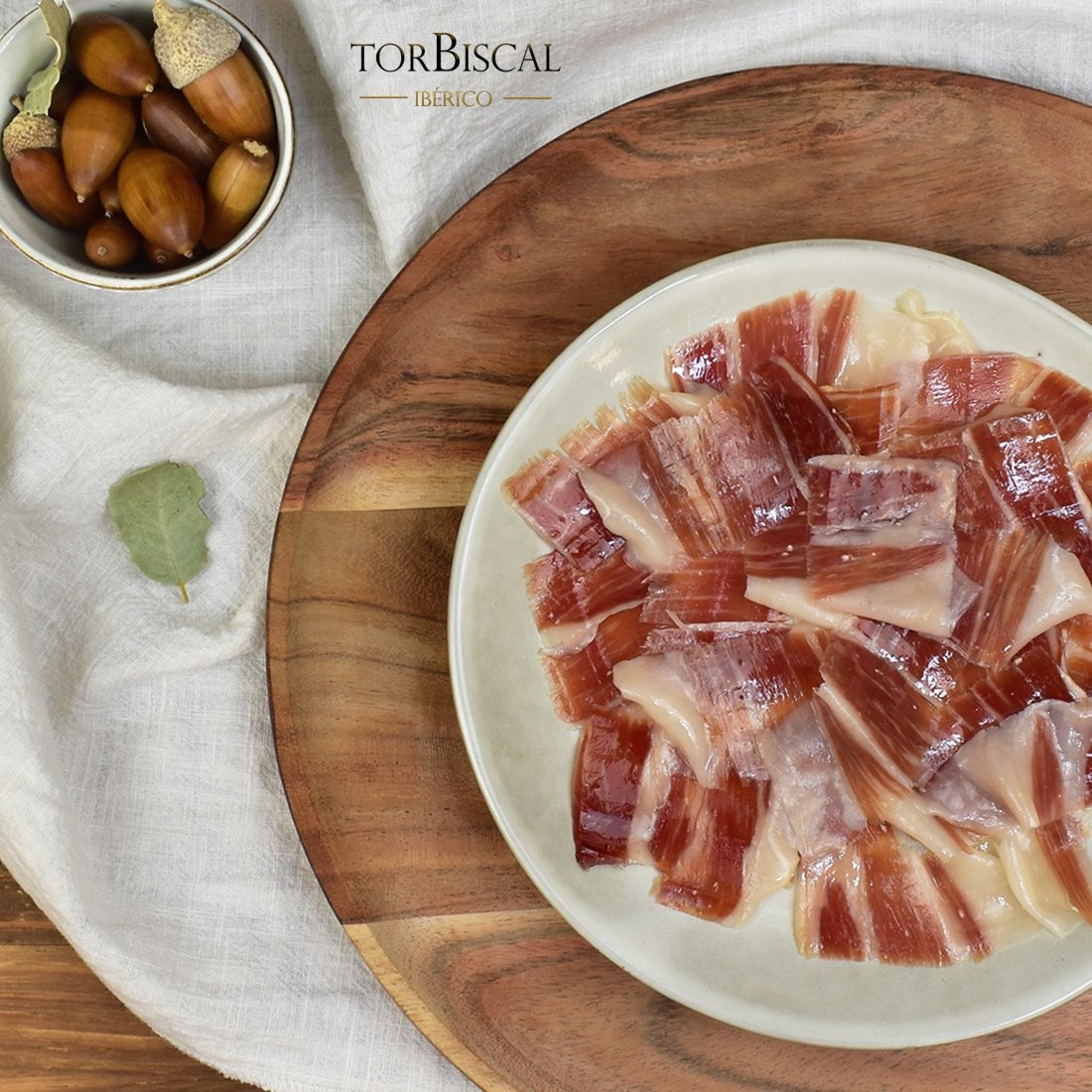 Jamón ibérico bellota 100. Fotografía artística plato jamón ibérico bellota loncheado cuchillo